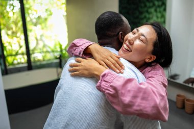 Farklı etnik çeşitlilikte genç bir çift yeni evine taşınıyor. Çift taşınma gününde yeni evde eğleniyor. Birkaç farklı ulus ve etnik köken birlikte vakit geçirmenin keyfini çıkarıyorlar.