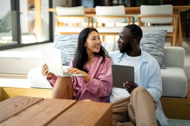 İki farklı genç girişimci iş adamı yeni bir proje başlatılmasını tartışıyor. Kadın ve erkek uzaktan bilgisayarla çalışıyor. Erkek kadın serbest çalışanlar birlikte çalışıyor. Dijital Göçebe