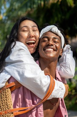 Romantik bir plaj kaçamağının keyfini çıkaran ırklar arası bir çift tropik bir cennette sevgi, kahkaha ve birlikteliği kucaklıyor.