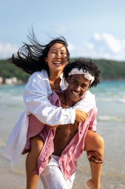 Huzurlu ve sevgi dolu bir çift güven ve derin bağları kucaklıyor huzurlu ve uyumlu bir sahil ortamında ilişkinin tadını çıkarıyorlar.