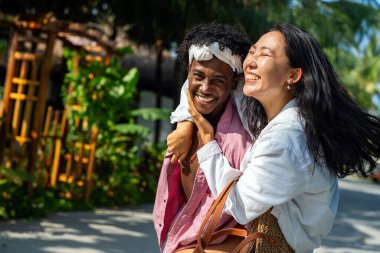 Romantik bir plaj kaçamağının keyfini çıkaran ırklar arası bir çift tropik bir cennette sevgi, kahkaha ve birlikteliği kucaklıyor.
