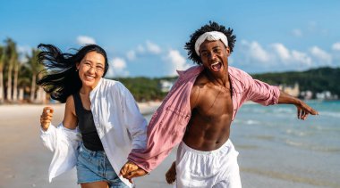 Akıllı ol, güvende kal. Doğru seyahat sigortası ve her macera için gerekli güvenlik önlemleri sayesinde bir çift dünyayı huzur içinde keşfediyor.