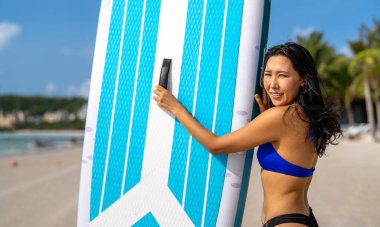 Stand-up 'lı güneşli plaj titreşimleri. Tropikal yaşam tarzını ve okyanus esintisini kucaklarken dalgaların, fitness 'in ve yaz macerasının tadını çıkarıyorum.