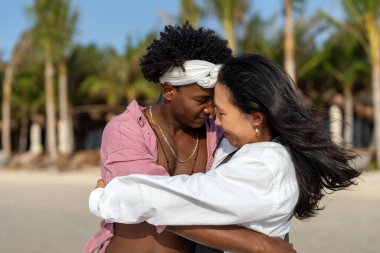 Huzurlu ve sevgi dolu bir çift güven ve derin bağları kucaklıyor huzurlu ve uyumlu bir sahil ortamında ilişkinin tadını çıkarıyorlar.