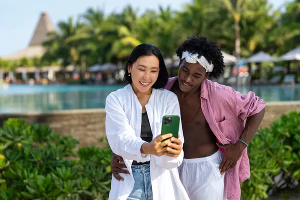 Moda dijital yaratıcısı çift sahilde şık bir selfie çekiyor, sosyal medya için seyahat içeriğini paylaşıyor, cennetteki etkili yaşam tarzını yaşıyorlar.