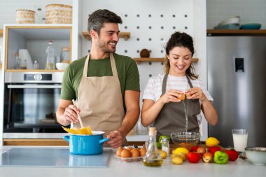 Genç çift güzel bir sabahta birlikte kahvaltı hazırlarken iyi vakit geçiriyorlar. Aşçılık, birlikte, mutfak, ilişki