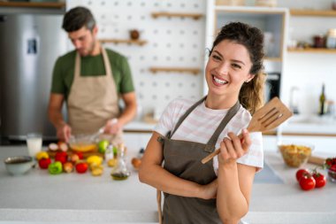 Müşteri özel mutfağında profesyonel özel aşçı. Evdeki gençlere yemek dersi veriyor.