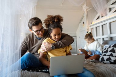 Heyecanlı bekar baba çeşitli etnik çeşitlilikte kızlarla oynuyor. Babamı dijital tablet kullanan çok ırklı kızlarla sevmek ve evde eğlenceli hafta sonları geçirmek.