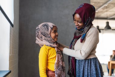 Müslüman yalnız ebeveyn. Evde bir anne ve çocuğun portresi. İnsanlar din kavramı.