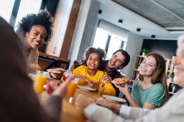 Çoklu etnik çeşitlilikte mutlu bir aile, üç nesildir aileleri ve büyükbabaları ve çocuklarıyla birlikte kutlama yapıyorlar.