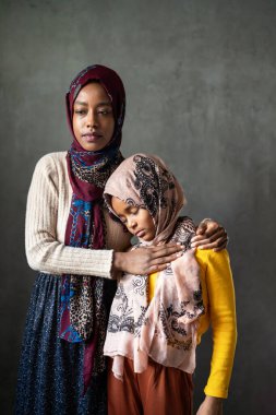 Müslüman yalnız ebeveyn. Evde bir anne ve çocuğun portresi. İnsanlar din kavramı.