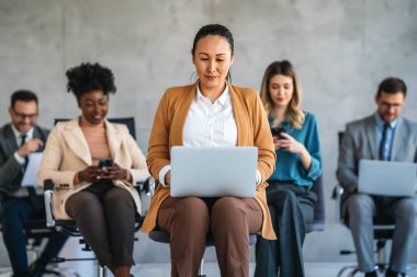 Çeşitli etnik çeşitlilikteki girişimci ve iş adamlarından oluşan başarılı bir grup, kurumsal ofiste hedeflerine ulaşıyor.