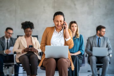 Çeşitli iş arkadaşları olan CEO iş kadını lideri, toplantıdaki yönetici yönetici grubu. Çok kültürlü profesyonel iş adamları yönetim kurulunda araştırma planı üzerinde birlikte çalışıyorlar..