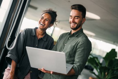 Yapay zekayı çalıştırmak için mühendis ve kullanıcı için sanal yardımcı araçlar. Yapay zeka teknolojisi, yapay zekayı tetikleyerek insanların üretken yapay zeka fonksiyonlarıyla çalışmasına yardımcı olur.