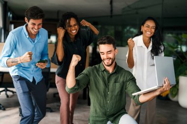 Modern ofis projesinde işbirliği yapan çok ırklı bir grup genç iş adamı. Genç ve başarılı girişimciler takım olarak çalışıyor..