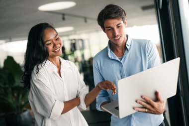 Çeşitli etnik çeşitlilikteki girişimci ve iş adamlarından oluşan başarılı bir grup, kurumsal ofiste hedeflerine ulaşıyor.