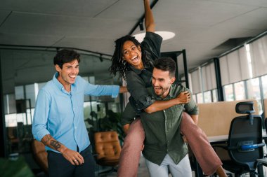 Bir grup çok ırklı genç ofis çalışanı anlık bir haz anında yakalanır. Birlikte son başarılı projeyi kutluyorlar..