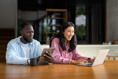 Çevrimiçi eğlence ve sosyal medya. Dijital dünyanın tadını çıkaran, bağlı kalan ve internetin olasılıklarını araştıran çeşitli, etnik çeşitlilikte bir çift.