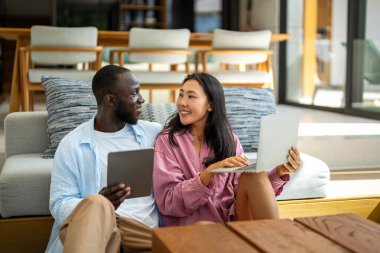 Çevrimiçi eğlence ve sosyal medya. Dijital dünyanın tadını çıkaran, bağlı kalan ve internetin olasılıklarını araştıran çeşitli, etnik çeşitlilikte bir çift.
