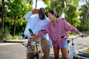 Irklar arası çiftler teknolojiyi kucaklıyor, birbirlerine bağlı kalıyorlar ve dijital dünyanın sonsuz olasılıklarını keşfediyorlar.