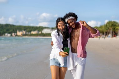 Kumsalda mutlu anlar, arkadaşlar, gezici bağlantıların, sosyal medyanın ve yazlık titreşimlerin tadını çıkaran çiftler, dijital dünyada eğlence, gülümseme ve arkadaşlığın olduğu anlar.