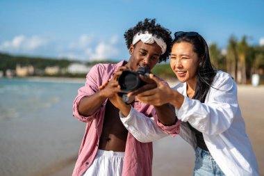 Travel to Trend 'den. Birkaç çift maceralarını göz kamaştırıcı görseller aracılığıyla paylaşıyor. Etkilenen yaşam tarzını kucaklıyor ve seyahat fotoğrafçılığına olan sevgileriyle binlerce insana ilham veriyor.