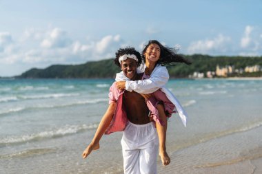 Romantik bir plaj kaçamağının keyfini çıkaran ırklar arası bir çift tropik bir cennette sevgi, kahkaha ve birlikteliği kucaklıyor.
