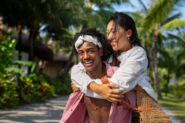 Romantik ırklar arası çift kumlu bir sahilde tropikal bir balayı geçiriyorlar. Güzel bir sahil bölgesinde sevgi ve mutluluğu kucaklıyorlar.