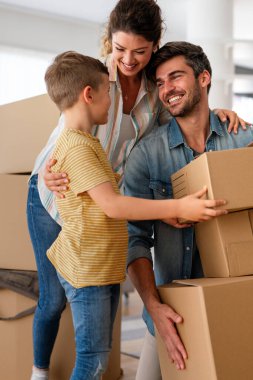 Yeni ev, kutu ve çocuklu aileler, yeni ev kredisi ve gayrimenkul yatırımları. Ev sahibi, taşınma günü için heyecanlı aile, taşınma ve kiralama konsepti