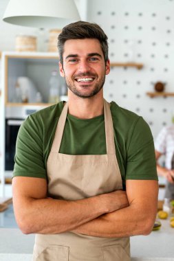 Müşteri özel mutfağında profesyonel aşçı. Evdekilere yemek dersi veriyor.
