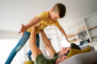 Evde eğlenen bekar baba ve oğulun portresi, aile hayatı, ebeveynlik, sevgi ve bağlılık kavramları