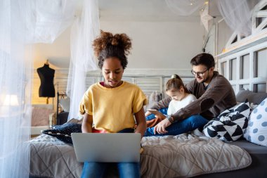 İnternetten ders. Diz üstü bilgisayarla öğretmeniyle uzaktan ders alan Afrikalı bir kız. Uzak online eğitim, uzak okul eğitimi