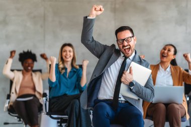 Çeşitli etnik çeşitlilikteki girişimci ve iş adamlarından oluşan başarılı bir grup, kurumsal ofiste hedeflerine ulaşıyor.