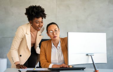 Mutlu orta yaşlı iş kadını yönetim kurulu başkanı çeşitli meslektaş şirketleriyle çalışarak proje yönetimi stratejisini tartışıyor.