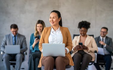 Meta evrende dijital kod yazan ve internette birlikte çalışan programcılardan oluşan bir ekip. Bir grup web tasarımcısı ofiste bir siber güvenlik web sitesi, uygulama veya yazılım geliştiriyor