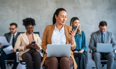 Genç, gülümseyen, mutlu, profesyonel iş kadını lideri, mutlu bayan şirket çalışanı ya da modern ofiste çalışan insan kaynakları müdürü.