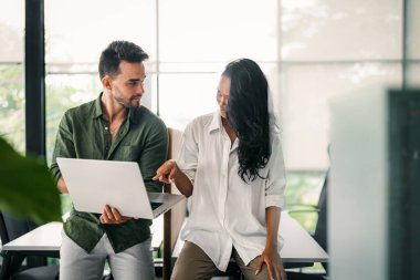 Modern ofis projesinde işbirliği yapan çok ırklı bir grup genç iş adamı. Genç ve başarılı girişimciler takım olarak çalışıyor..