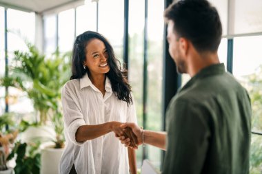 İş adamları, anlaşma için tokalaşma, B2B anlaşması ve proje için işbirliği. El sıkışma, sözleşme ve çalışanlar takım çalışması, selamlama ve terfi ve müzakere için teşekkür ederiz.