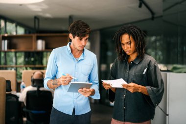 Modern ofis projesinde işbirliği yapan çok ırklı bir grup genç iş adamı. Genç ve başarılı girişimciler takım olarak çalışıyor..