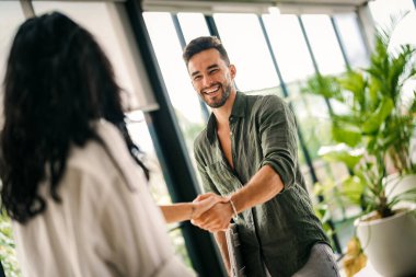 Ofiste modern, kapsayıcı ve işbirlikçi bir atmosfer. Yeni meslektaşımızı giderek büyüyen bir işe sıcak bir şekilde karşıladılar..