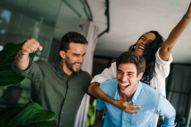 Çeşitli etnik çeşitlilikteki girişimci ve iş adamlarından oluşan başarılı bir grup, kurumsal ofiste hedeflerine ulaşıyor.