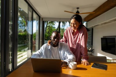 İki farklı genç girişimci iş adamı yeni bir proje başlatılmasını tartışıyor. Kadın ve erkek uzaktan bilgisayarla çalışıyor. Erkek kadın serbest çalışanlar birlikte çalışıyor. Dijital Göçebe