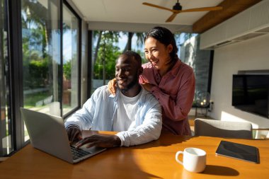 Uzaktan çalışma ve dijital iş. Çevrimiçi işbirliği yapan, projeleri yöneten ve çalışmalarının geleceğini her yerden kucaklayan çeşitli çiftler