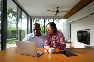 İki farklı genç girişimci iş adamı yeni bir proje başlatılmasını tartışıyor. Kadın ve erkek uzaktan bilgisayarla çalışıyor. Erkek kadın serbest çalışanlar birlikte çalışıyor. Dijital Göçebe