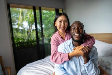 Irklar arası bir çift, neşeli ve samimi bir anın tadını çıkarıyor. Sevgiyi, kahkahayı ve birlikteliği kucaklıyor. Sıcak bir tropikal inzivada.