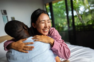 Kültürler ve altyapılar arasında güzel, destekleyici ve saygılı bir ilişkide sevgi, çeşitlilik ve birliği kucaklayan, kutlayan ırklar arası bir çift.