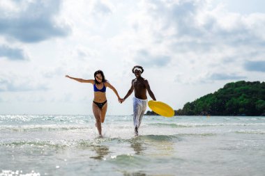 Tropik bir plajda tutkulu bir yaz aşkı. Genç, ırklar arası bir çift macera, kahkaha ve sıcak güneşin altında unutulmaz anlar yaşıyor.