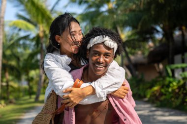 Kaygısız bir çift tropik bir plaj tatilinde eğleniyor, güneşin altında gülüyor ve oynuyorlar, birlikte unutulmaz anılar yaratıyorlar.
