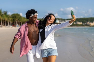 Romantik bir plaj kaçamağının keyfini çıkaran ırklar arası bir çift tropik bir cennette sevgi, kahkaha ve birlikteliği kucaklıyor.