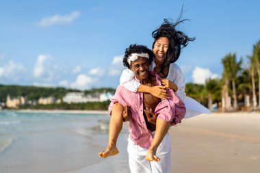 Tasasız yaz macerası. Genç, ırklar arası bir çift, güvenli seyahat sigortası ile güvence altına alınmış, tropikal tatillerinin keyfini çıkarıyorlar.